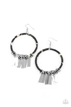 Load image into Gallery viewer, Garden Chimes - Black earring 2114
