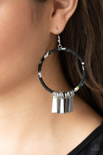 Load image into Gallery viewer, Garden Chimes - Black earring 2114
