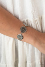 Load image into Gallery viewer, Garden Gate Glamour - Silver bracelet 772
