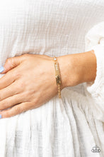Load image into Gallery viewer, Mom Always Knows - Gold bracelet 653
