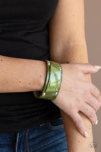 Load image into Gallery viewer, Paparazzi Geo Glamper - Green snap bracelet B069
