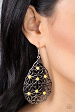 Load image into Gallery viewer, Delightfully Daisy - Yellow earring C001
