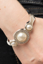 Load image into Gallery viewer, Debutante Daydream - White bracelet 1857
