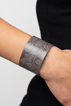 Load image into Gallery viewer, Rosy Wrap Up - Silver snap bracelet C012
