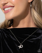 Load image into Gallery viewer, XO Showcase - White necklace B093
