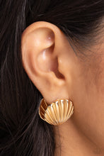 Load image into Gallery viewer, Seashell Surprise - Gold hinge hoop earring D048
