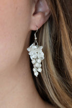 Load image into Gallery viewer, Bountiful Bouquets - white earring 2185
