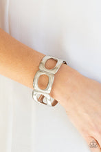 Load image into Gallery viewer, In OVAL Your Head - Silver bracelet B128
