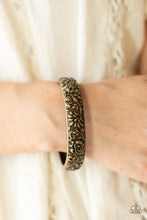 Load image into Gallery viewer, Victorian Meadow - Brass bracelet E101
